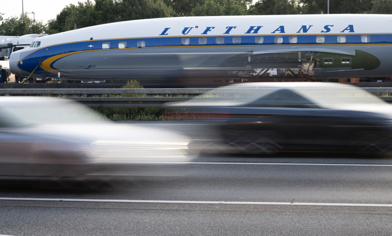 Der Rumpf der Lockheed Super Star auf einer Autobahnraststätte