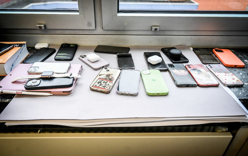 Einkassierte Handys auf der Fensterbank – Schule ganz ohne Smartphone ist für viele Schüler undenkbar.