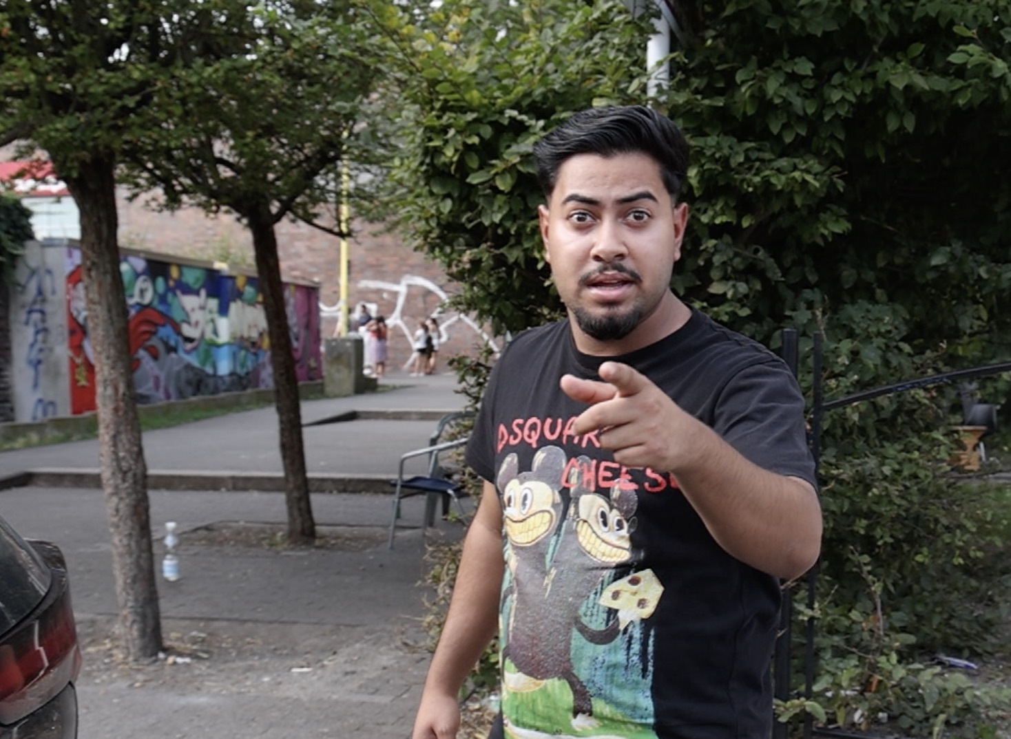 Auf Kameras reagieren Mitglieder der Roma-Clans mit Aggression. Unser Team wurde bedrängt.