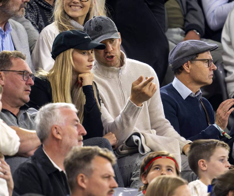 Kurz vor seinem Comeback auf dem Rasen: Neuer und Bissel im Oktober bei einem Bayern-Spiel.