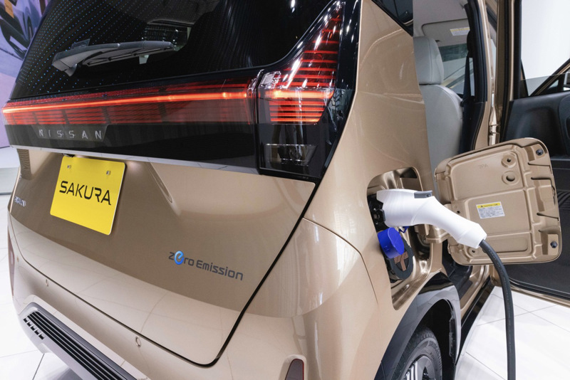 Der Akku des Nissan Sakura fasst nur 20 Kilowattstunden. Zum Vergleich: Im Kleinwagen des VW-Konzerns e-Up sind es 32 KWh.