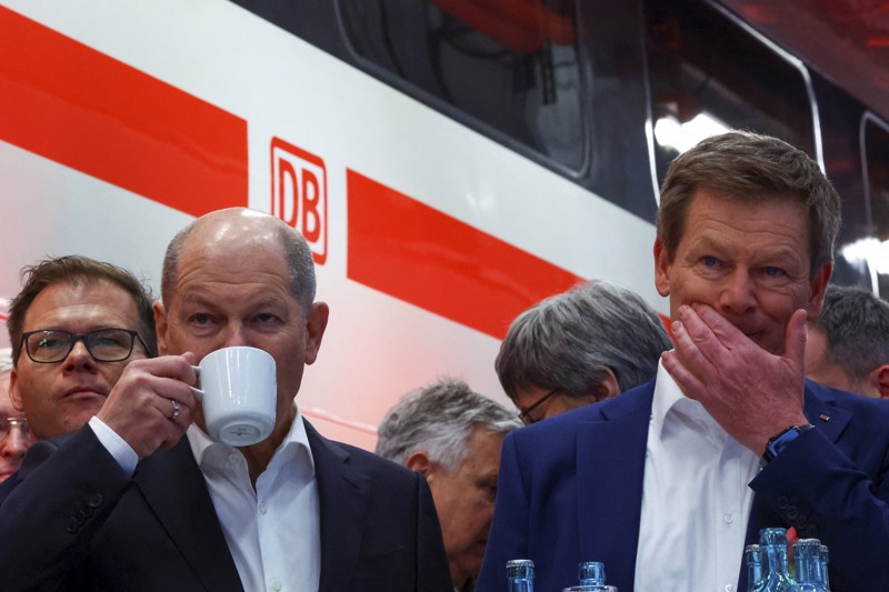 Kanselier in Cottbus: Terwijl de mensen buiten wachtten, dronk Scholz binnen koffie met spoorwegbaas Lutz