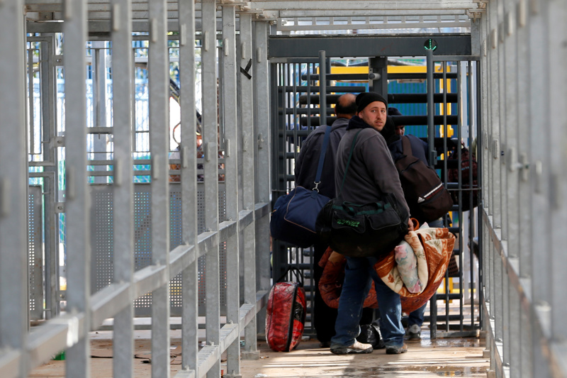 In Israel arbeitende Palästinenser passieren einen Checkpoint in der Nähe von Hebron.
