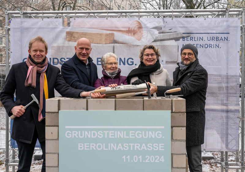 Von links nach rechts: Ephraim Gothe, Bezirksstadtrat für Stadtentwicklung, Kai Wegner (CDU), Jutta Brambach, Geschäftsführerin der RuT gGmbH, Petra Kahlfeldt, Senatsbaudirektorin, und Steffen Helbig, Geschäftsführer der Wohnungsbaugesellschaft Berlin-Mitte (WBM), stehen bei der Grundsteinlegung für das Lesben-Wohnprojekt.