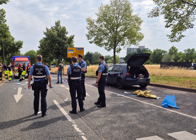 Polizeieinsatz in Trier, nachdem Student Marius Dick von einem Afghanen erstochen wurde. Täter und Opfer kannten sich nicht.