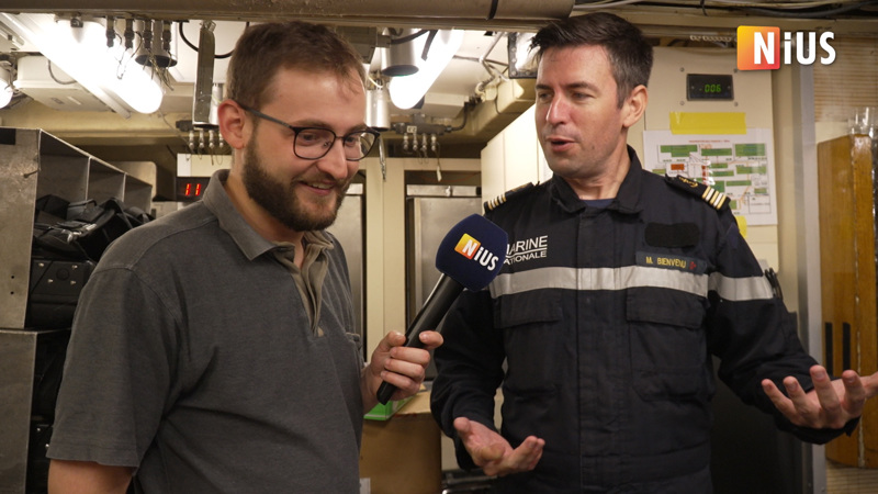 Kapitän Manuel Bienvenu mit NIUS-Reporter Philippe Fischer (links)