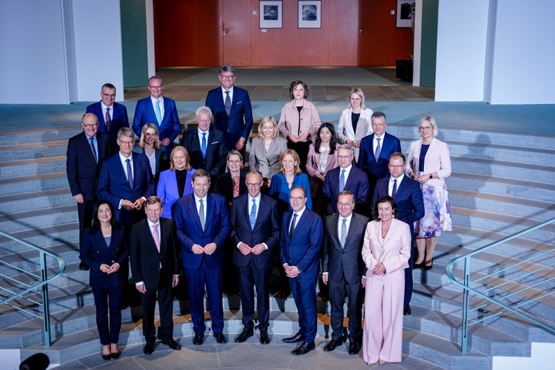 Ein Gruppenfoto nach der ersten Sitzung des Kabinetts.