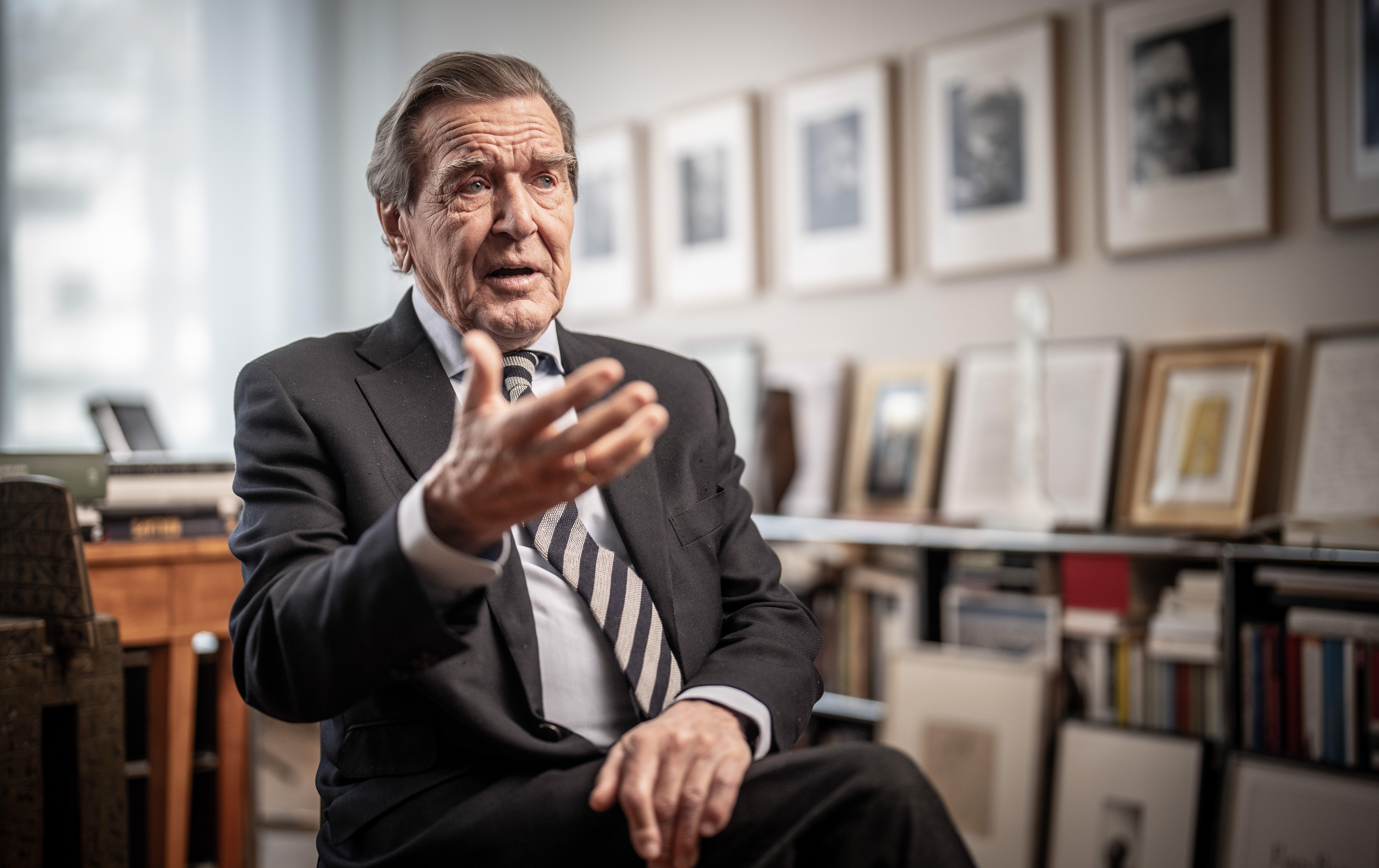 Ex-Kanzler Schröder in seiner Kanzlei während eines Interviews Anfang des Jahres