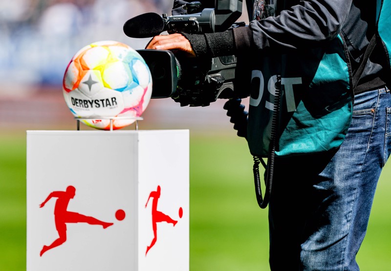 4 Abos sind nötig, um den gesamten Spitzen-Fußball sehen zu können.
