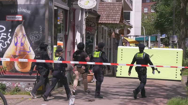 Die Polizisten sperrten den Bereich um das Gebäude weitläufig ab.