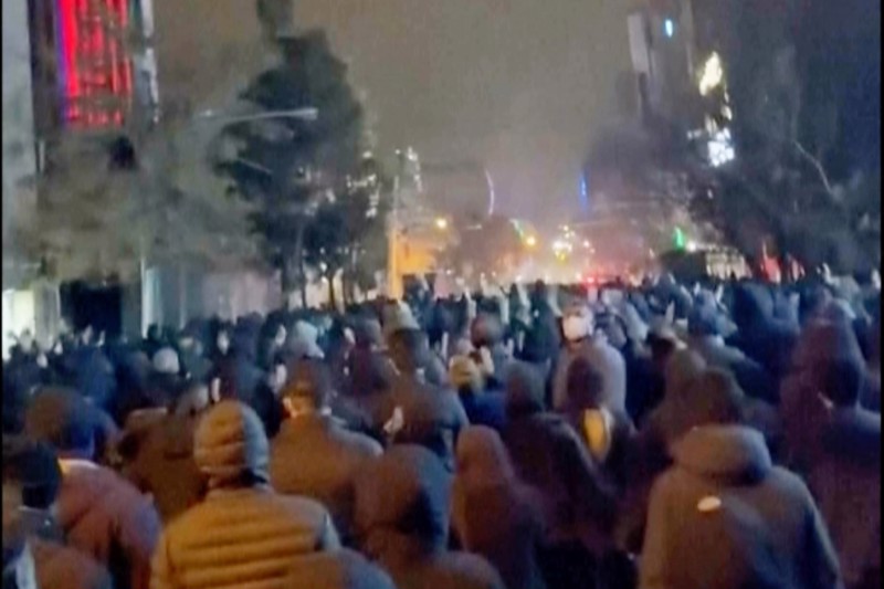 Seit Tagen gehen die Menschen trotz Lebensgefahr gegen die Mullahs und deren Islamisten-Diktatur auf die Straße.