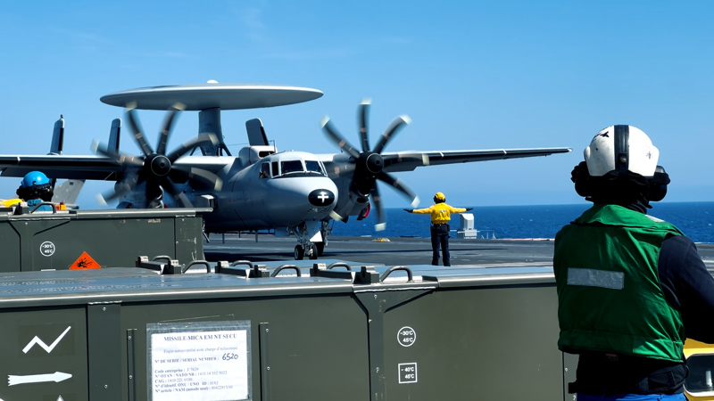 Das „Auge“ des Flugzeugträgers. Ein Northrop Grumman E-2C Hawkeye kurz vor dem Start.