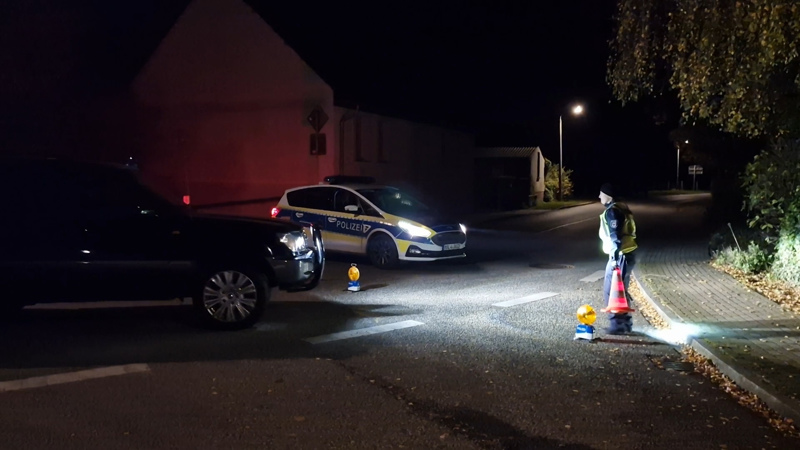 Die Polizei ist mit einem Spezialeinsatzkommando zu einem Einsatz im kleinen Ort Vieritz (Landkreis Havelland) ausgerückt. Auslöser sei ein Beschluss des Amtsgerichts, angeregt vom Jugendamt.