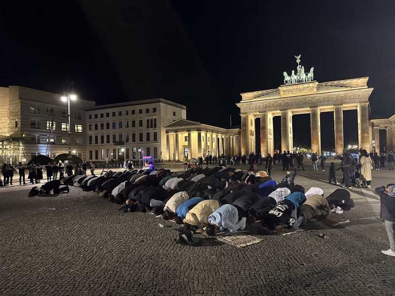 Ein Gebet vor dem Brandenburger Tor – eine Machtdemonstration.