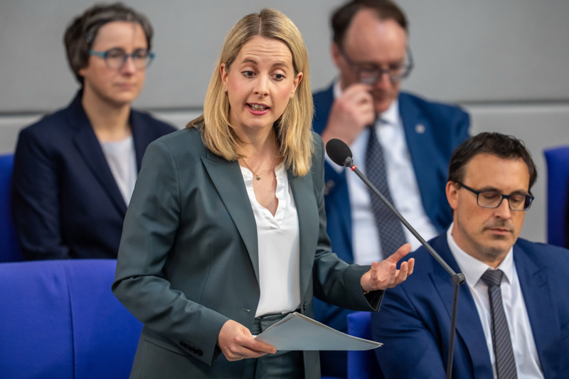 Bauministerin Verena Hubertz verlor in ihrem Wahlkreis Trier knapp den Bundestagsplatz als Direktkandidatin gegen ihren CDU-Konkurrenten Dominik Sienkiewicz. Doch wegen der neuen Wahlreform kam nur Hubertz über die Listenabsicherung ins Parlament.