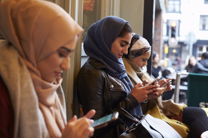 An deutschen Schulen findet eine bedrohliche Entwicklung statt: Aus Angst vor muslimischen Mitschülern konvertieren immer mehr Schüler zum Islam.