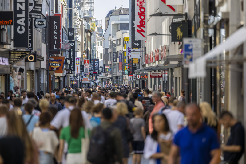 Menschen in Kölner Einkaufsstraße.