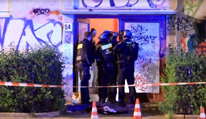 Polizeieinsatz in Berlin-Schöneberg – nach Mitternacht fielen Schüsse, ein 44-Jähriger wurde schwer verletzt.