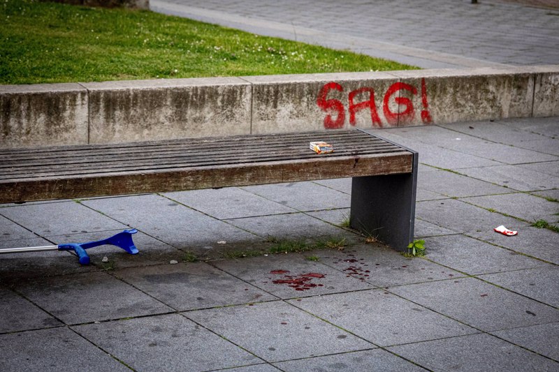 Blutspuren zeugen von den Verletzungen des Mannes.