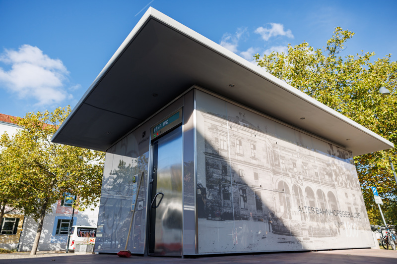 Ansbach: Das neue Toilettenhaus auf dem Bahnhofsvorplatz.