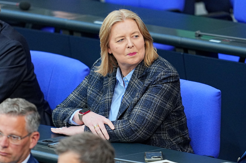 „Die Erreichbarkeit per Fax in den Gerichten ist neben der Krisenvorsorge auch rechtlich erforderlich, da nach aktueller Gesetzlage sowohl im arbeitsgerichtlichen als auch im sozialgerichtlichen Verfahren in bestimmten Fällen Rechtsmittel per Telefax eingelegt werden können“, verteidigt das Arbeitsministerium von Bärbel Bas (SPD).