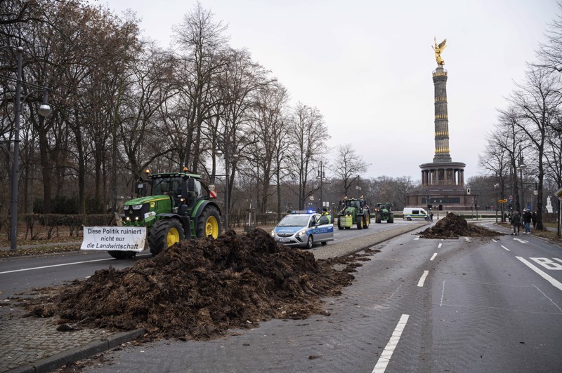 Terugblik op december 2023: Boeren dumpen stapels mest op de straat van 17 juni in Berlijn.