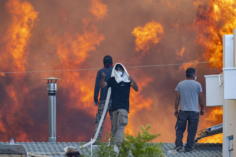Die Flammen im Südosten der Insel lodern noch immer. Die Einwohner harren aus, versuchen mit unglaublichem Mut, ihre Heimat zu retten.