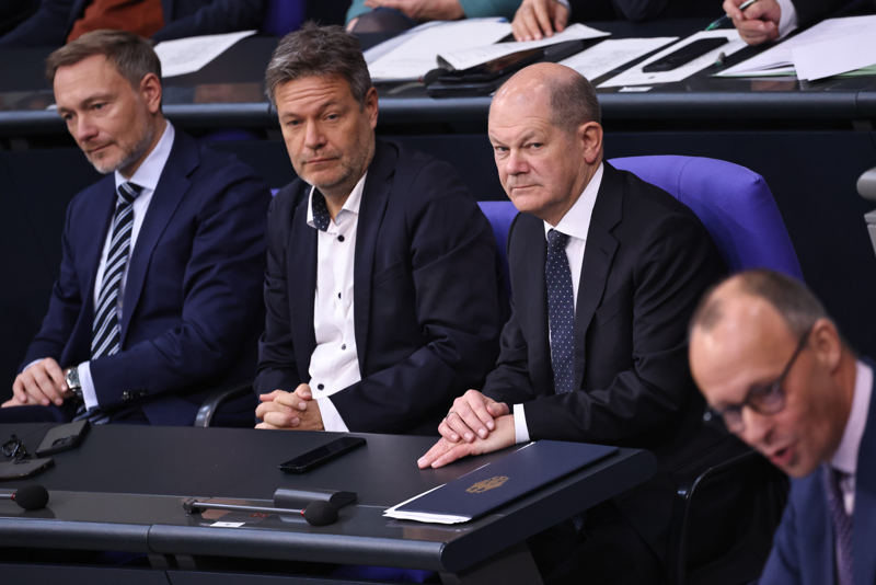 Auf der Regierungsbank müssen die Pleite-Minister eine Komplett-Abrechnung ertragen.