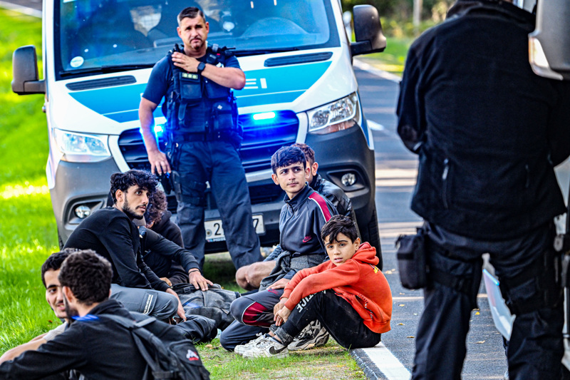 Flüchtlinge und Polizei an der deutsch-polnischen Grenze in Brandenburg.