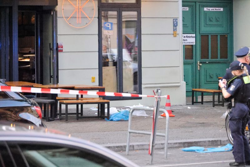 Die Straße ist abends belebt. Wie durch ein Wunder kam niemand weiteres zu Schaden.