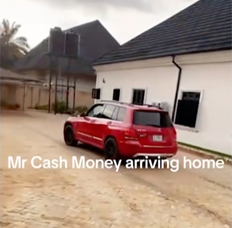 Neben einem Audi-Cabrio zeigt Jonathan A. auf Social Media auch andere Autos wie diesen Mercedes.