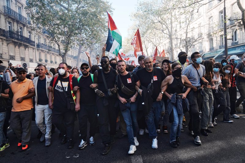 Zum Schutz gegen Infektionen tragen Demonstrationsteilnehmer Masken. Oder doch zur Verhüllung?