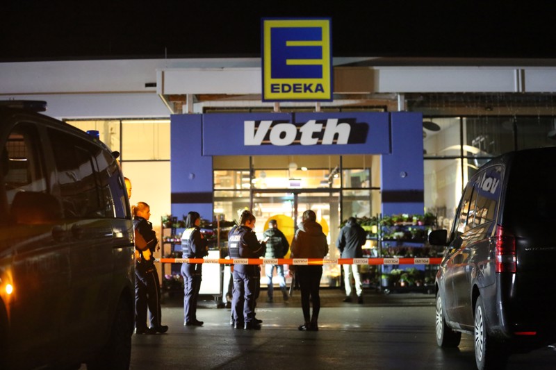 In diesem Edeka-Markt in Lemgo kam es am Montagabend zu dem schrecklichen Vorfall. Polizei und Staatsanwaltschaft waren bis spätnachts vor Ort.