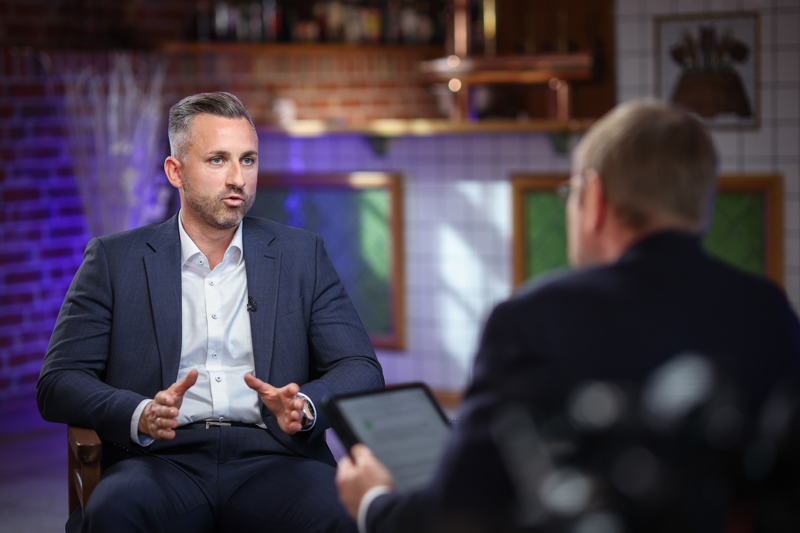 Im Interview macht der AfD-Spitzenkandidat deutlich: Für eine Migrationswende müsse lediglich das geltende Recht endlich mal umgesetzt werden.