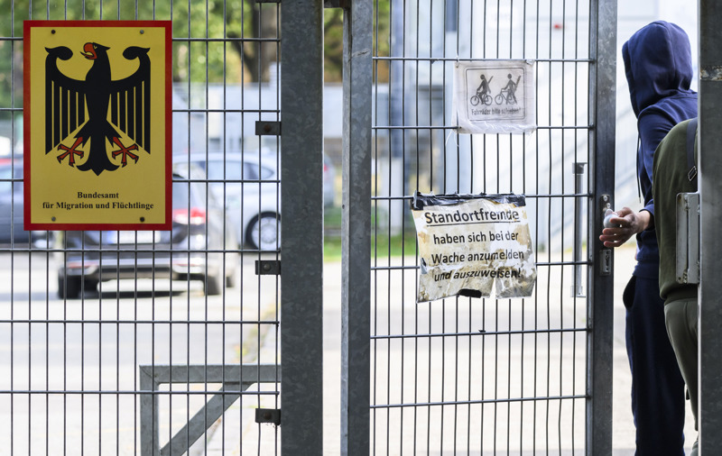 Ein Mann betritt die Landesaufnahmebehörde Niedersachsen am Standort Braunschweig.