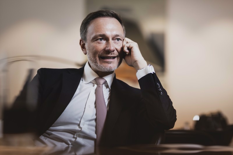 Diese Foto-Inszenierung von Christian Lindner führte Florian Gaertner von Photothek durch, sie entstand im Rahmen eines Interviews. Wer dort wen interviewt, kann man dem Foto nicht entnehmen. Auch dieses PR-Foto vertreibt Photothek kostenpflichtig über die Deutsche Presseagentur.