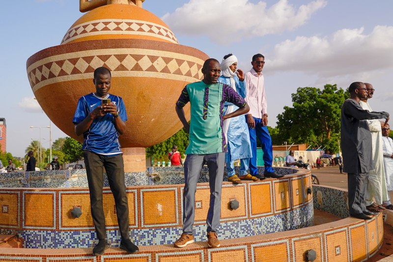 Trotz Ausgangssperre versammeln sich Unterstützer der Regierung an zentralen Orten von Niamey. 