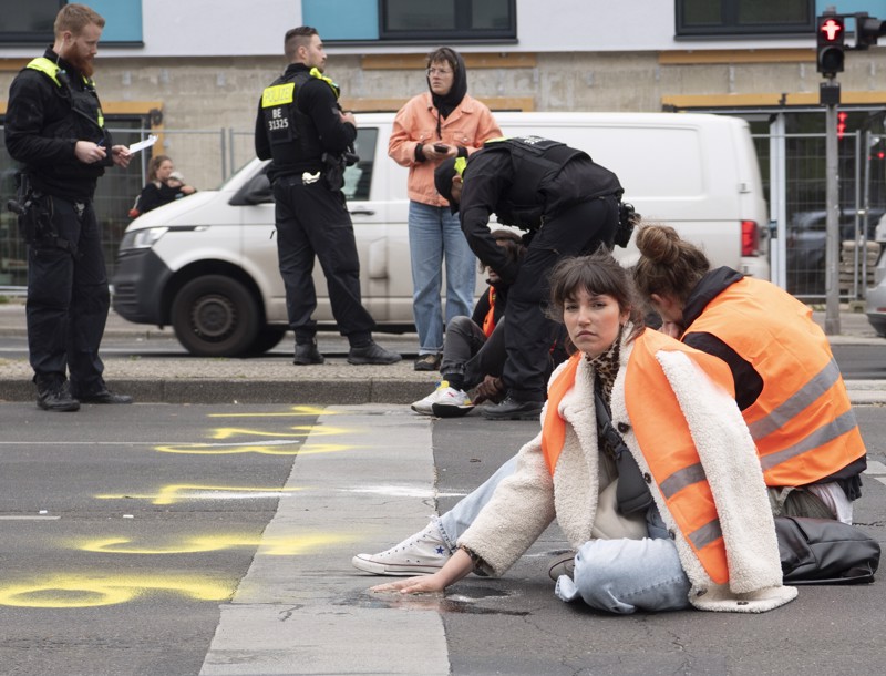 Berlin im Mai: Hinrichs klebt auch NACH dem Bewährungsurteil