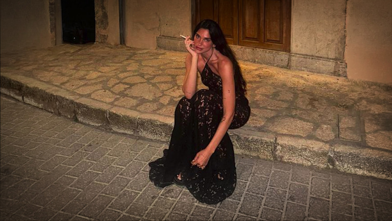 Sängerin Dua Lipa gehört zu den Promis, die immer wieder öffentlich rauchen.