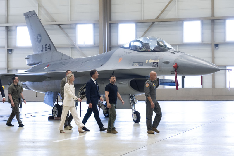 Bei einem Besuch in Dänemark inspizierte der ukrainische Präsident einige F16-Kampfjets.