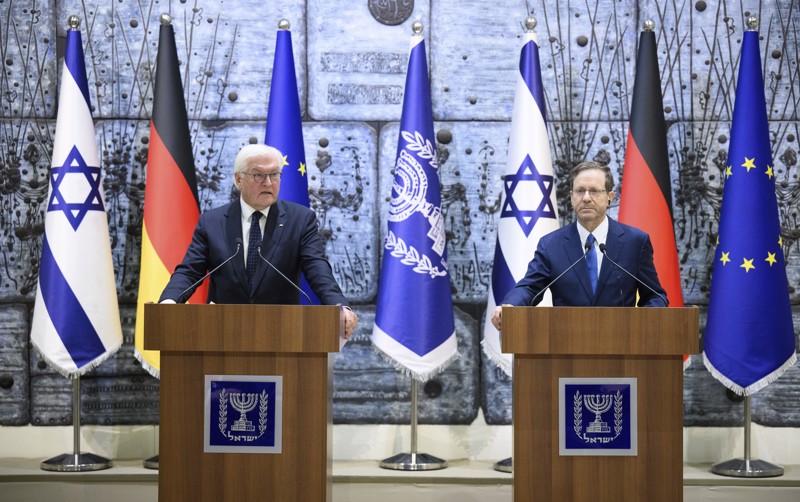 Izchak Herzog (r), Präsident von Israel, und Bundespräsident Frank-Walter Steinmeier