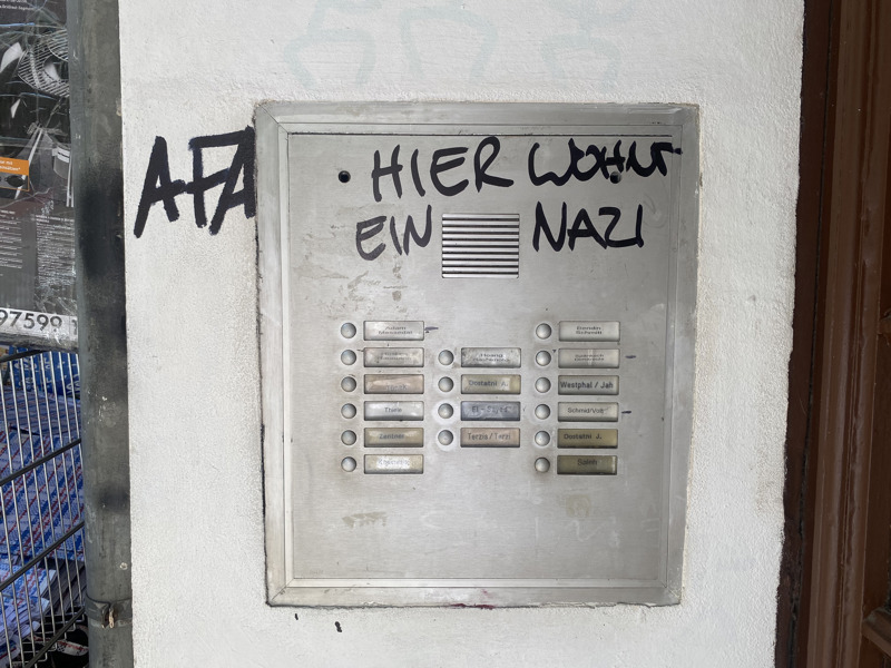 „Hier wohnt ein Nazi“, liest man auf dem Klingelschild des Rentners.