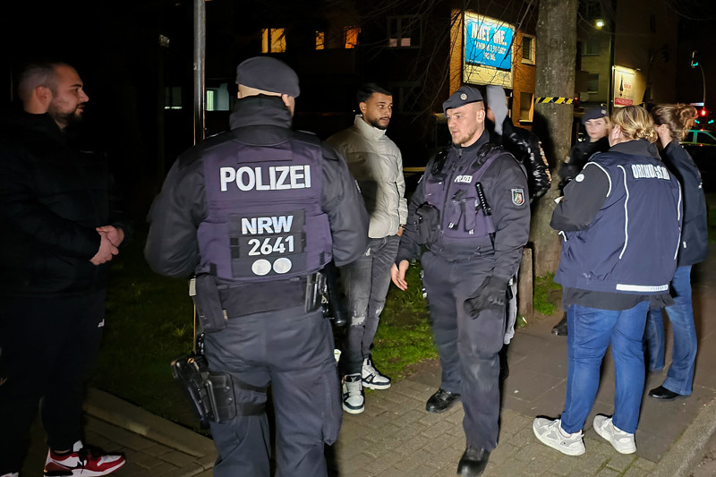 Von Besuchern und Mitarbeitern wurden die Personalien kontrolliert.