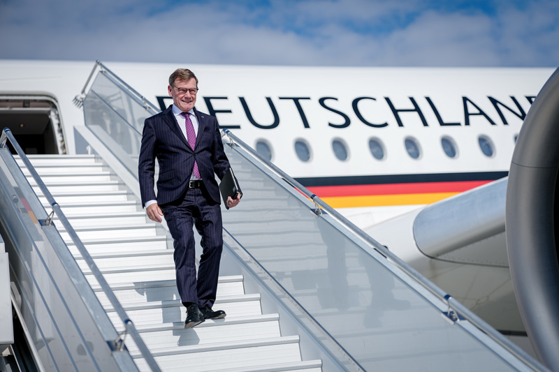 Rund acht Stunden später steigt Wadephul am Flughafen JFK die Treppe herunter.