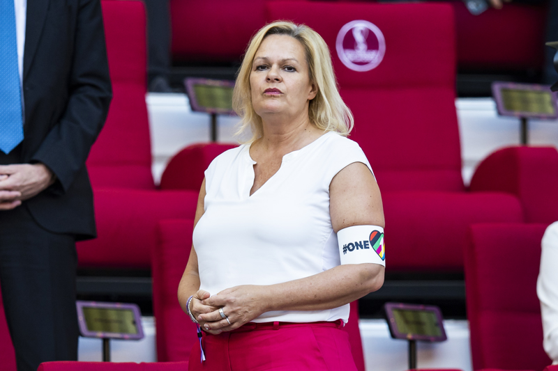 Innenministerin Nancy Faeser (SPD) mit der Regenbogenbinde: Sie ist für den ideologischen Touch der Heim-EM mitverantwortlich.