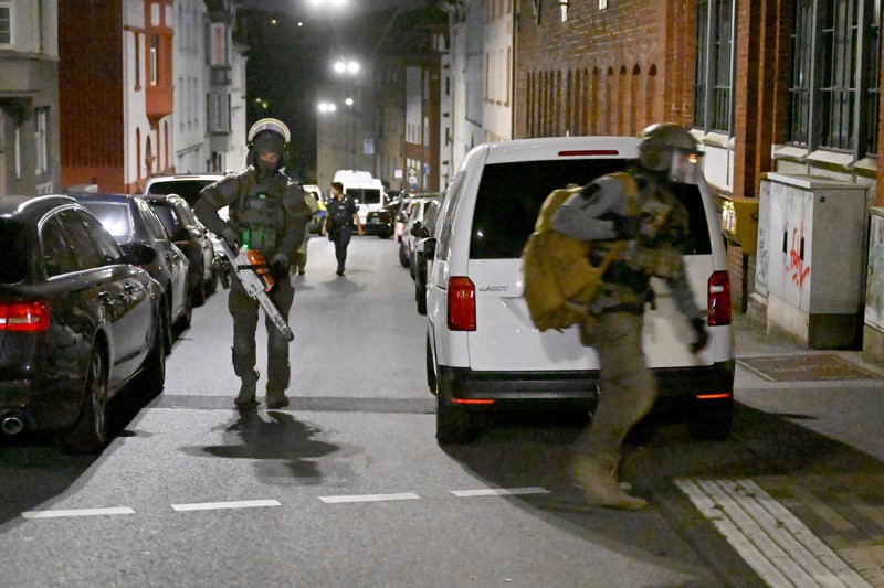 SEK-Einsatz in Wuppertal: Ein 35-Jähriger bedrohte seine Ex mit dem Messer, Polizisten retteten sie.