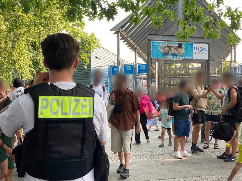 Polizeipräsenz im Berliner Columbia-Bad ist alltäglich geworden.