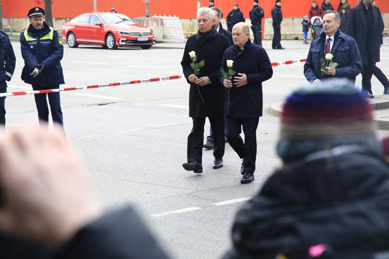Dieter Reiter, Oberbürgermeister von München, legte zusammen mit Kanzler Scholz und Minister Wissing am Tag nach dem Attentat Blumen ab. Zu dem Zeitpunkt waren keine Todesopfer bekannt.