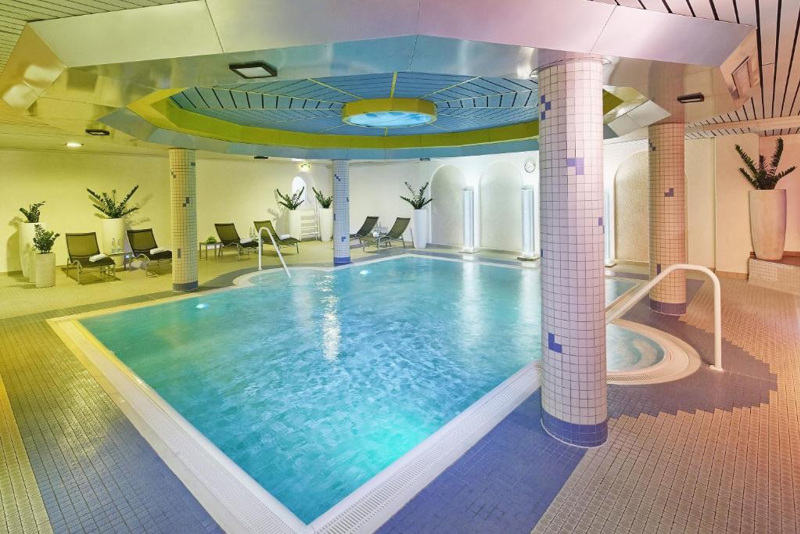 Das Dorint-Hotel begrüßt bald Flüchtlinge. Zur Ausstattung gehört neben einer finnischen Sauna auch ein Pool mit Entspannungsbereich.