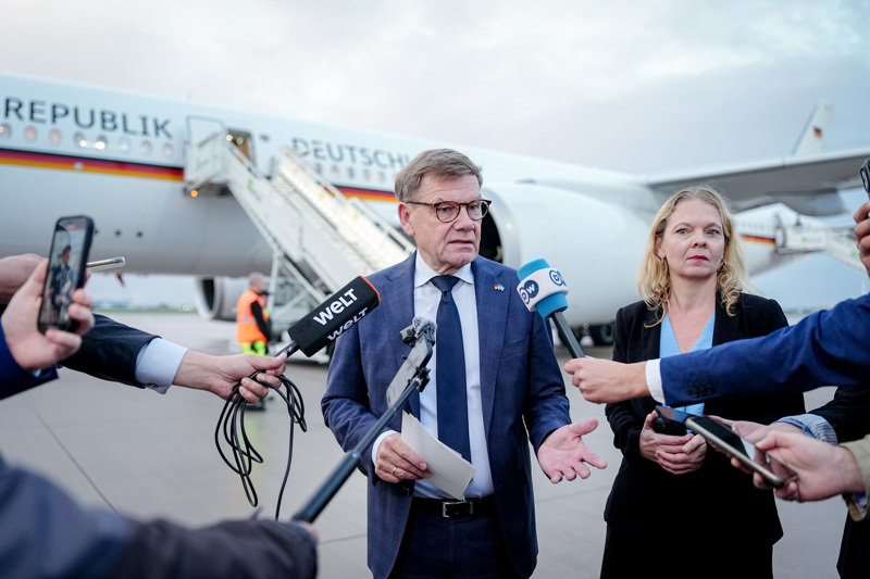 Montagmorgen in Berlin: Außenminister Wadephul beantwortet die Fragen der Hauptstadtjournalisten vor Abflug in Berlin.